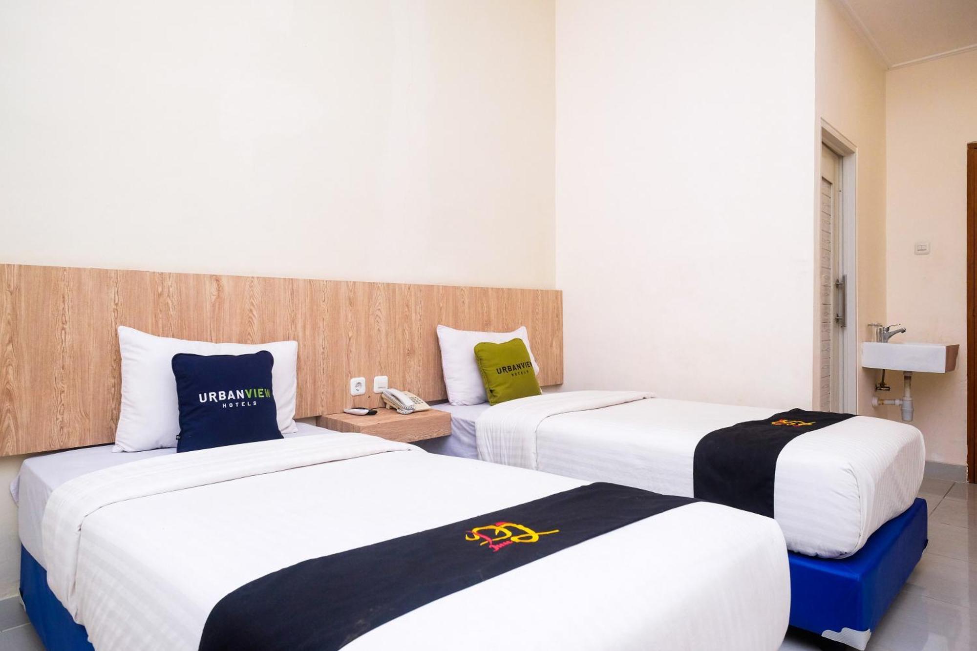 Urbanview Hotel Dj Inn Tegal Bagian luar foto