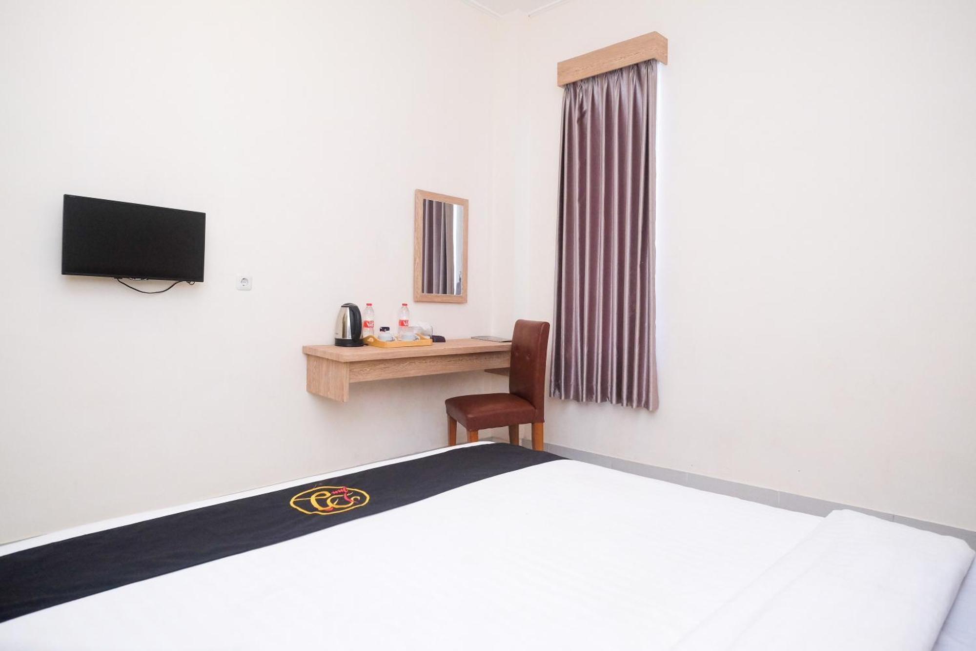 Urbanview Hotel Dj Inn Tegal Bagian luar foto