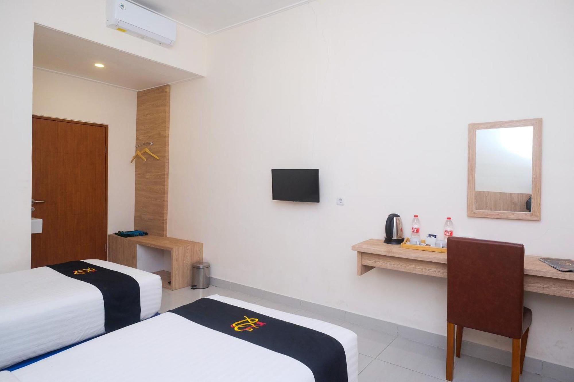 Urbanview Hotel Dj Inn Tegal Bagian luar foto