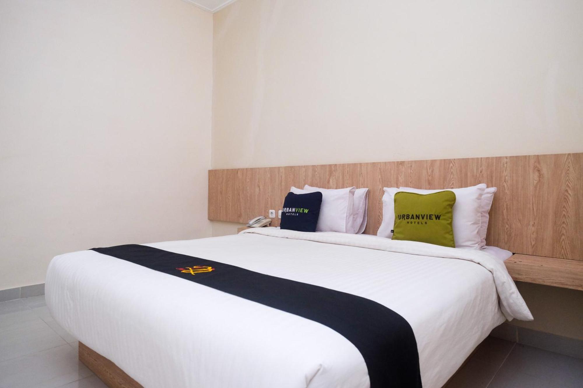 Urbanview Hotel Dj Inn Tegal Bagian luar foto