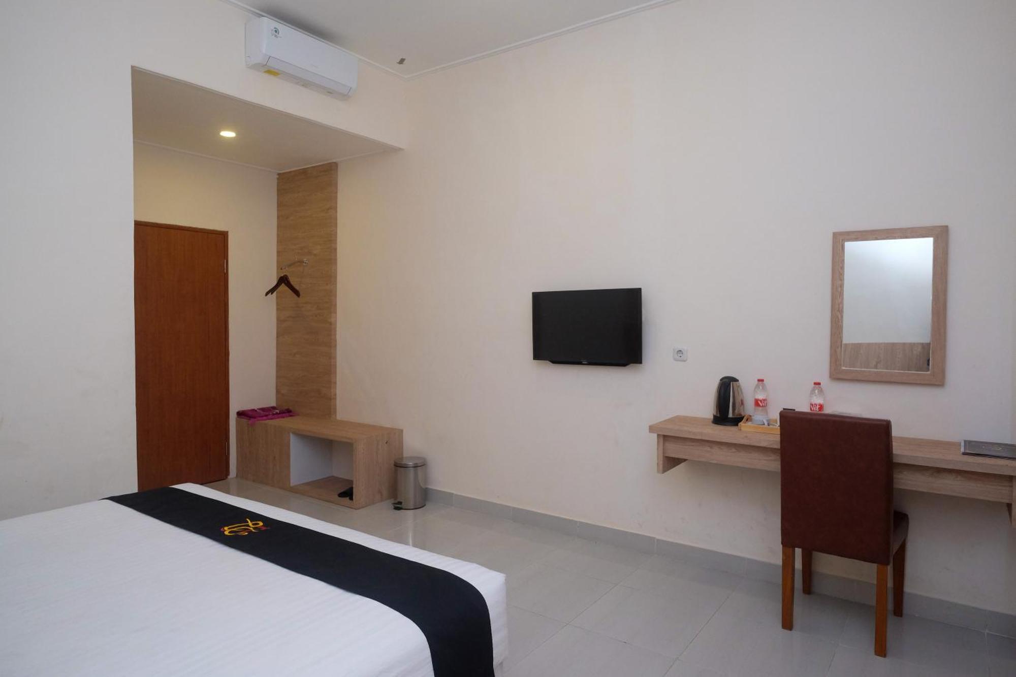 Urbanview Hotel Dj Inn Tegal Bagian luar foto