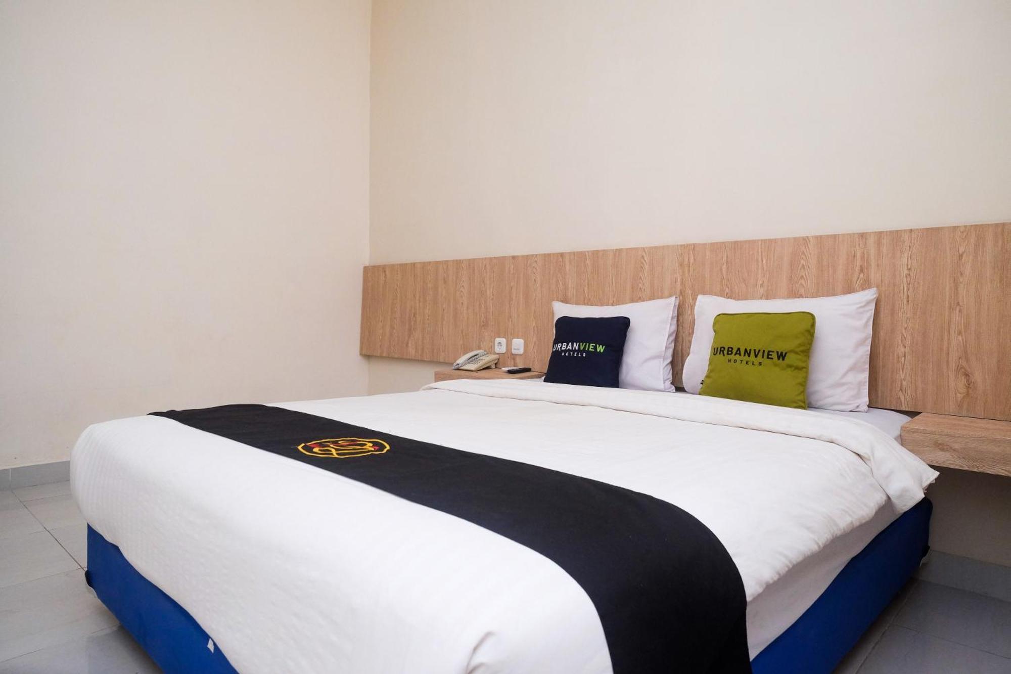 Urbanview Hotel Dj Inn Tegal Bagian luar foto
