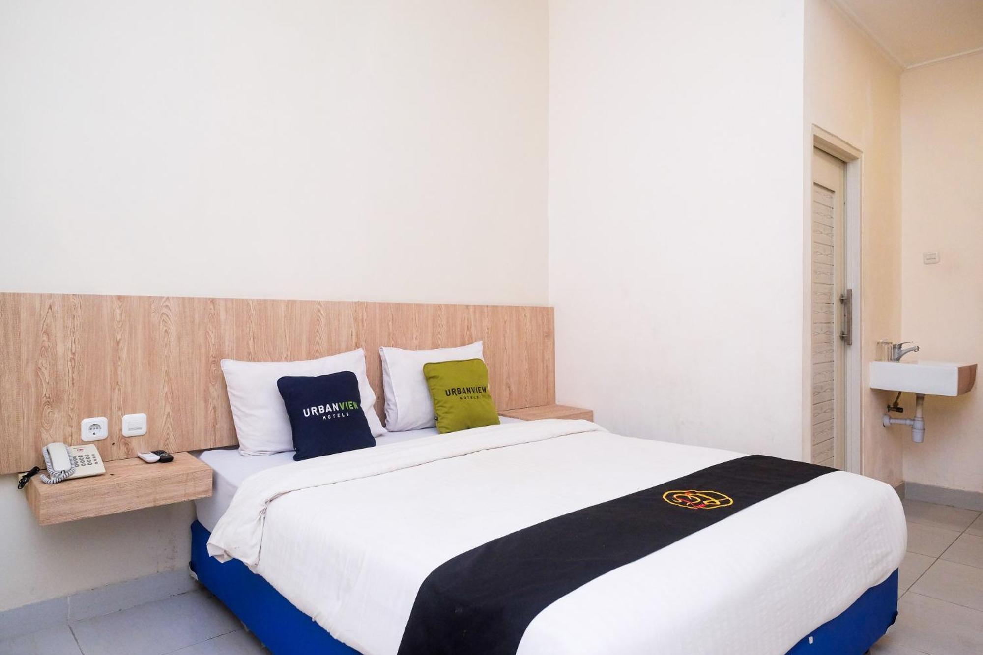 Urbanview Hotel Dj Inn Tegal Bagian luar foto