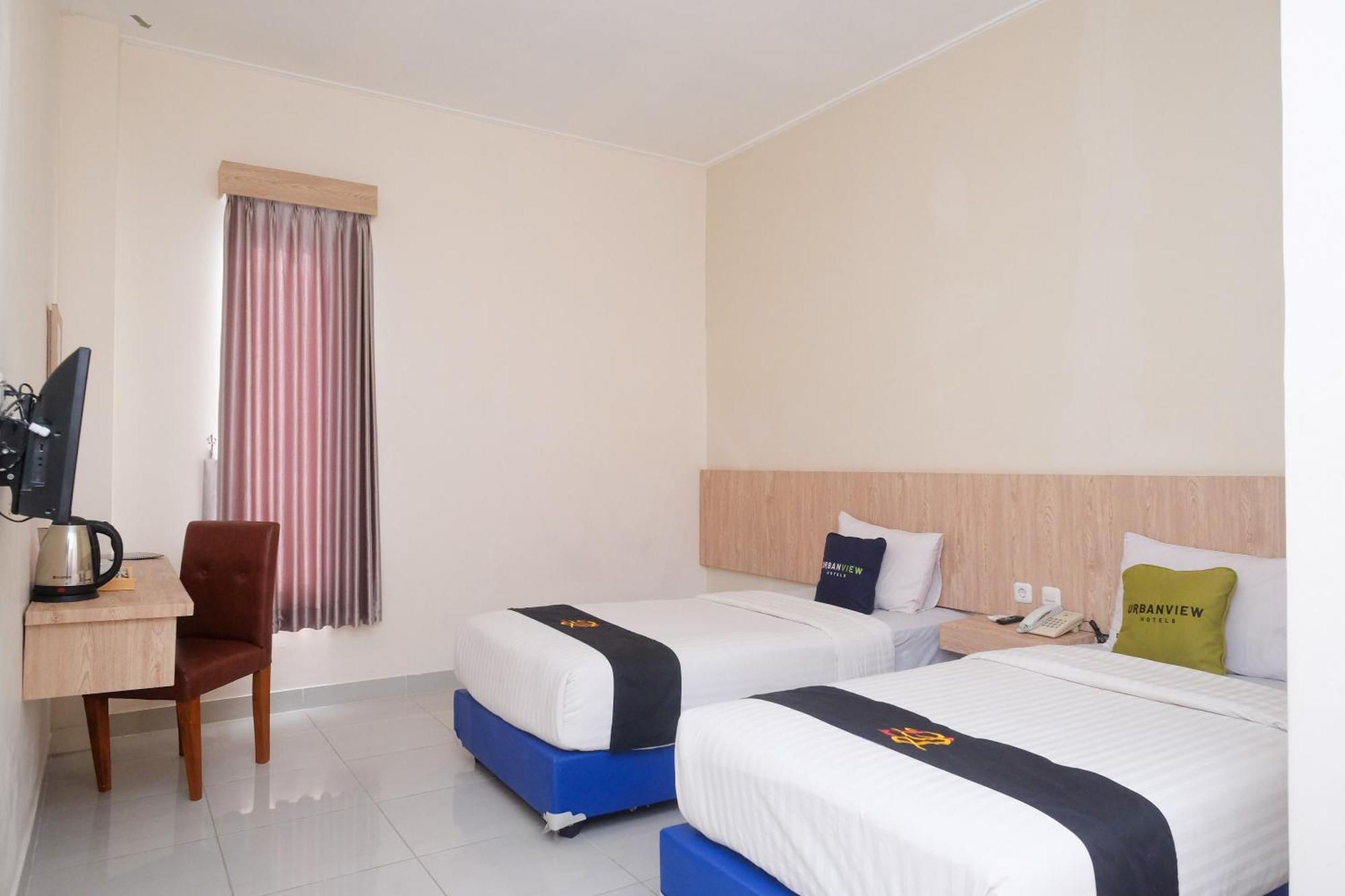 Urbanview Hotel Dj Inn Tegal Bagian luar foto