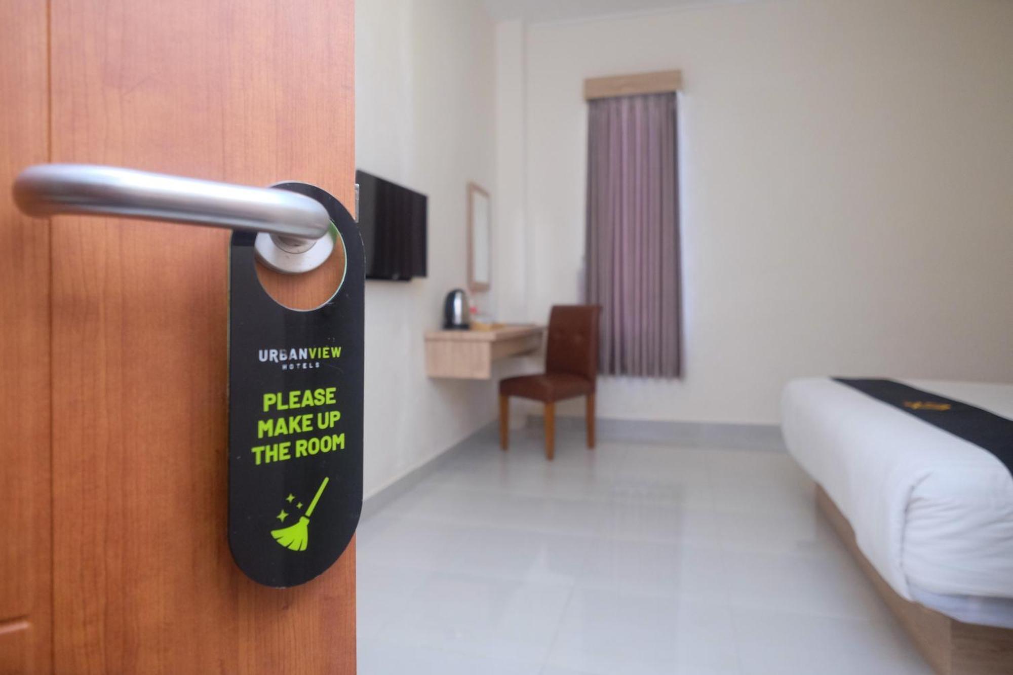 Urbanview Hotel Dj Inn Tegal Bagian luar foto